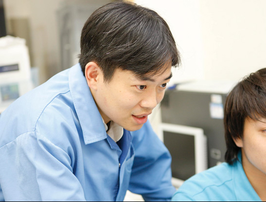 生産技術準備室の匠　仕事の様子